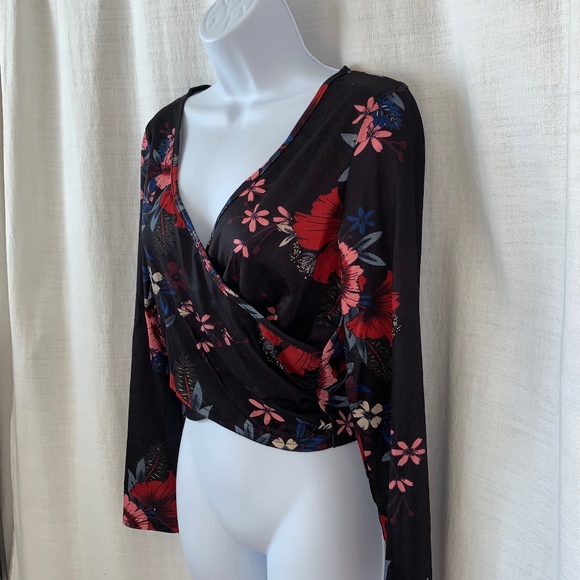 NEW! Floral Long Sleeve V-Neck Cross Crop Top!! - Picture 5 of 6
